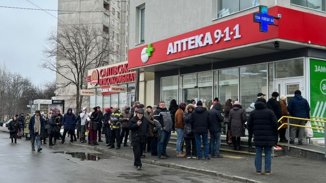 Перший день війни: аптека стає полем бою за життя