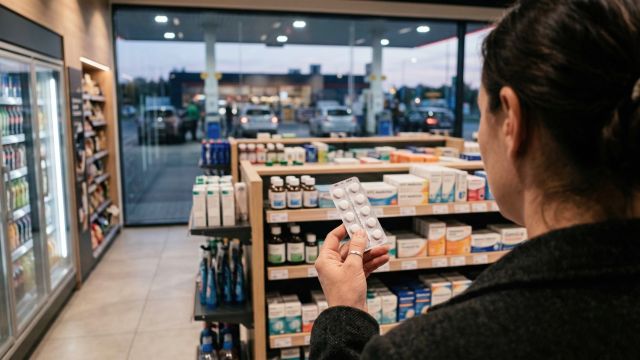 Продаж ліків на автозаправках підвищує доступність лікування чи ризики для здоров'я?