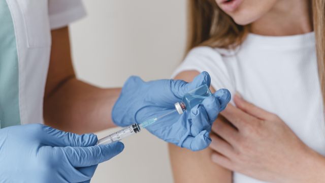 Вакцинація без бар’єрів: FIP визначила роль фармацевтів у глобальній імунізації