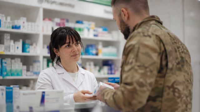 Слова, які лікують: як фармацевтам спілкуватися з ветеранами та постраждалими від війни